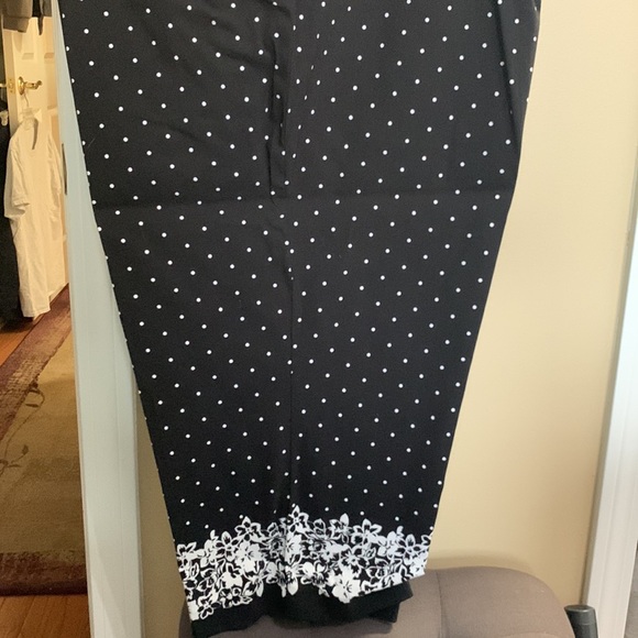 Avenue elastic waist Sz 28 Capri pants. Black wire dots. Floral border. So cute - Picture 4 of 7